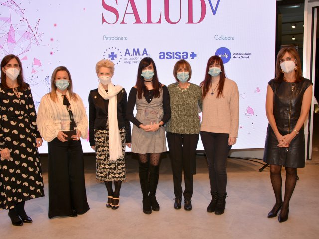 Pilar Fernández, vicepresidenta del CGE, con los premiados  y Nuria Ramírez de Castro, redactora jefe de Sociedad de ABC